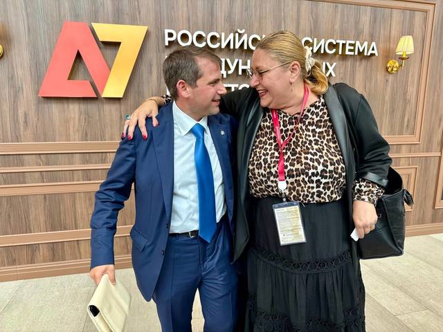 Diana Şoşoacă s-a fotografiat cu Ilan Şor la Sankt Petersburg. Oligarhul fugar prorus a prezentat-o ca „viitorul preşedinte al României libere” – FOTO
