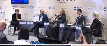 Diana Şoşoacă a apărut alături de fugara Marina Tauber, căutată internaţional, la Forumul economic de la Sankt Petersburg, unde au criticat acţiunile guvernelor de la Bucureşti şi Chişinău
