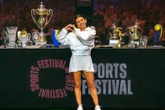 S-a încheiat oficial o eră în tenis: Simona Halep s-a retras şi a devenit legendă sub privirile legendarilor Nadia, Hagi şi Năstase / “Sunt un om împlinit” / Starurile Svitolina, Monfils şi Cahill, la evenimentul de la Cluj / Show Loredana – VIDEO