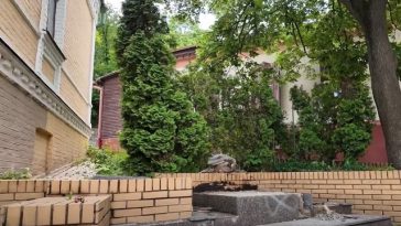 Războiul din Ucraina – O statuie a lui Mihail Bulgakov, considerat a fi un simbol al imperialismului rus, a fost demontată la Kiev/ VIDEO