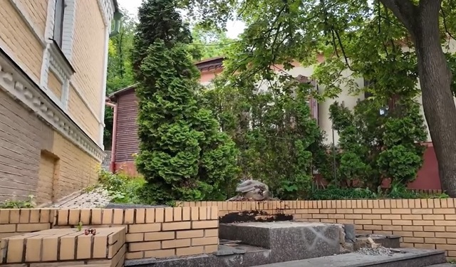 Războiul din Ucraina – O statuie a lui Mihail Bulgakov, considerat a fi un simbol al imperialismului rus, a fost demontată la Kiev/ VIDEO