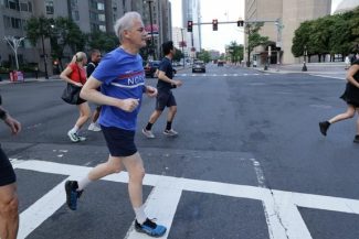 Premierul norvegian a ţinut o conferinţă de presă la Boston în timp ce făcea jogging, înaintea meciului Norvegiei cu Irakul de la Cupa Mondială