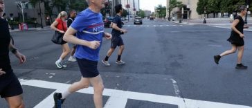 Premierul norvegian a ţinut o conferinţă de presă la Boston în timp ce făcea jogging, înaintea meciului Norvegiei cu Irakul de la Cupa Mondială