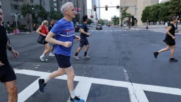 Premierul norvegian a ţinut o conferinţă de presă la Boston în timp ce făcea jogging, înaintea meciului Norvegiei cu Irakul de la Cupa Mondială