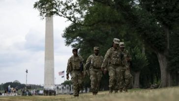 Trump ameninţă cu închisoarea pe oricine avariază bazinul de la Lincoln Memorial. El nu-şi asumă numeroase probleme de după renovare, considerate de opozanţi o metaforă a unei preşedinţii ratate