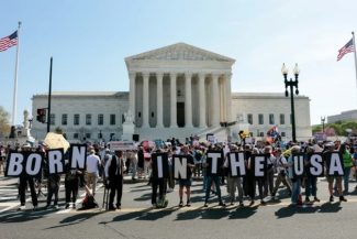 Curtea Supremă a SUA respinge contestarea lui Trump a jus soli şi-i anulează decretul, o înfrângere majoră a miliardarului. Copiii născuţi în SUA din părinţi ”prezenţi în mod ilegal sau temporar” sunt ”cetăţeni prin naştere, în virtutea celui de-al 14-lea