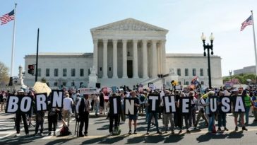 Curtea Supremă a SUA respinge contestarea lui Trump a jus soli şi-i anulează decretul, o înfrângere majoră a miliardarului. Copiii născuţi în SUA din părinţi ”prezenţi în mod ilegal sau temporar” sunt ”cetăţeni prin naştere, în virtutea celui de-al 14-lea
