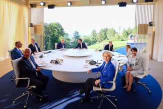 Ajuns ultimul la reuniunea G7, Donald Trump a ţinut să le spună liderilor cu zâmbetul pe buze: „Eu sunt şeful”. Apoi s-a plâns că e prea cald
