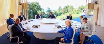 Ajuns ultimul la reuniunea G7, Donald Trump a ţinut să le spună liderilor cu zâmbetul pe buze: „Eu sunt şeful”. Apoi s-a plâns că e prea cald