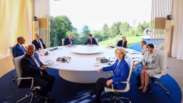 Ajuns ultimul la reuniunea G7, Donald Trump a ţinut să le spună liderilor cu zâmbetul pe buze: „Eu sunt şeful”. Apoi s-a plâns că e prea cald