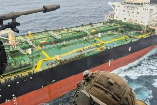 Petrolierul Tagor provenind din Rusia, imobilizat de Franţa, urmează să sosească marţi în Golful Douarnenez