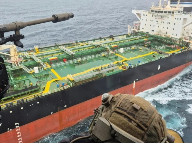 Petrolierul Tagor provenind din Rusia, imobilizat de Franţa, urmează să sosească marţi în Golful Douarnenez