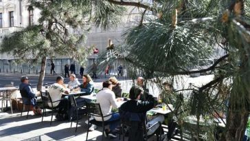 Primăria Capitalei a pus în dezbatere publică un regulament pentru organizarea şi funcţionarea teraselor din Bucureşti/ Ciucu: Trotuarele sunt ocupate, iar ceea ce ar trebui să fie excepţia ajunge să devină regula/ Cele mai importante prevederi