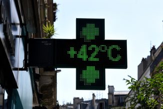 Franţa: Recordul de temperatură a fost bătut miercuri. Canicula topeşte şoselele, unele rute sunt închise. Nici trenurile nu mai circulă. Vas de croazieră blocat. Sute de mii de păsări de curte moarte. Joi, canicula se intensifică, dar apar şi furtunile