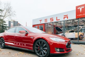 Autorităţile federale investighează un accident mortal implicând un Tesla Model 3 care a intrat într-o locuinţă din Texas