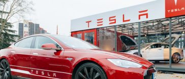 Autorităţile federale investighează un accident mortal implicând un Tesla Model 3 care a intrat într-o locuinţă din Texas