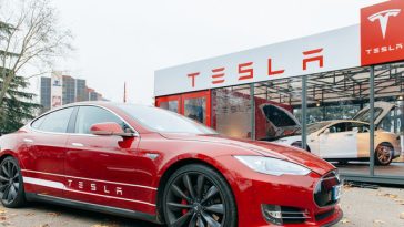 Autorităţile federale investighează un accident mortal implicând un Tesla Model 3 care a intrat într-o locuinţă din Texas