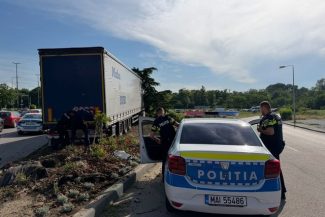 Constanţa: Şoferul TIR-ului scăpat de sub control ar fi suferit o criză diabetică şi susţine că nu îşi aminteşte nimic din ce s-a întâmplat/ Bărbatul ar fi fost agresat de un poliţist local în timpul intervenţiei/ Ce spun şeful Poliţiei Locale şi Titi Aur