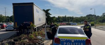 Poliţia Locală Constanţa, despre intervenţia în cazul şoferului de TIR care a avariat mai multe maşini: Poliţiştii locali au folosit spray lacrimogen şi au încercat să-l imobilizeze ca să prevină o tragedie/ TIR-ul nu avea autorizaţie pentru acel traseu