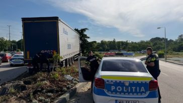 Poliţia Locală Constanţa, despre intervenţia în cazul şoferului de TIR care a avariat mai multe maşini: Poliţiştii locali au folosit spray lacrimogen şi au încercat să-l imobilizeze ca să prevină o tragedie/ TIR-ul nu avea autorizaţie pentru acel traseu