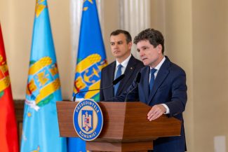 POLITICO: Negocierile pentru formarea guvernului în România se împotmolesc pe măsură ce termenul constituţional se apropie de final. Puţin probabil ca Nicuşor Dan să dorească alegeri anticipate