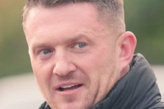 Activistul extremist Tommy Robinson a fost reţinut pe aeroportul Heathrow în temeiul legilor antiteroriste