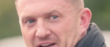Activistul extremist Tommy Robinson a fost reţinut pe aeroportul Heathrow în temeiul legilor antiteroriste
