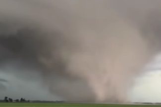 SUA: Tornadele au lovit localităţi din apropierea oraşului Chicago, distrugând case şi doborând stâlpi de electricitate