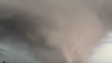 SUA: Tornadele au lovit localităţi din apropierea oraşului Chicago, distrugând case şi doborând stâlpi de electricitate