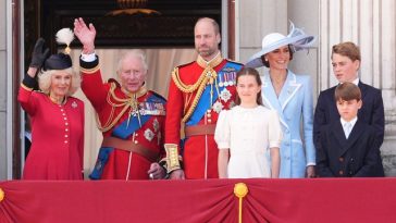 Regele Charles şi Regina Camilla, aclamaţi de mulţime la ceremonia „Trooping the Colour”. Alături de ei s-au aflat prinţul şi prinţesa de Wales împreună cu copiii lor. Mezinul Louis, care în alţi ani a captat atenţia, s-a comportat exemplar – FOTO
