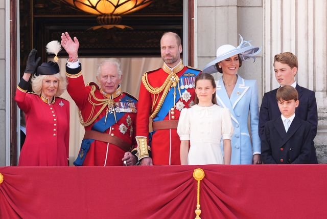 Regele Charles şi Regina Camilla, aclamaţi de mulţime la ceremonia „Trooping the Colour”. Alături de ei s-au aflat prinţul şi prinţesa de Wales împreună cu copiii lor. Mezinul Louis, care în alţi ani a captat atenţia, s-a comportat exemplar – FOTO