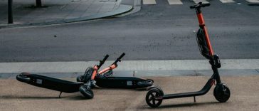 Adolescentă de 14 ani care circula cu o trotinetă pe un drum judeţean din Vrancea, rănită de o maşină