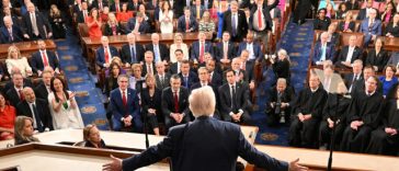 Trump pune din nou presiune asupra senatorilor republicani, refuzând în ultimul moment să promulge o lege importantă votată bipartizan de Congres. El vrea la schimb adoptarea unei legi care să impună restricţii la vot