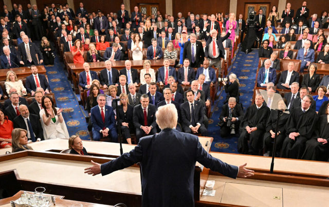 Trump pune din nou presiune asupra senatorilor republicani, refuzând în ultimul moment să promulge o lege importantă votată bipartizan de Congres. El vrea la schimb adoptarea unei legi care să impună restricţii la vot