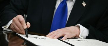 Trump semnează, fără surle şi trâmbiţe, un decret foarte suplu privind securitatea inteligenţei artificiale. El nu impune un control obligatoriu şi prevede doar un cadru de reglementare ”pe bază de voluntariat” al întreprinderilor AI