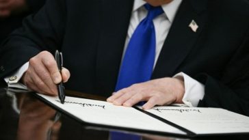 Trump semnează, fără surle şi trâmbiţe, un decret foarte suplu privind securitatea inteligenţei artificiale. El nu impune un control obligatoriu şi prevede doar un cadru de reglementare ”pe bază de voluntariat” al întreprinderilor AI