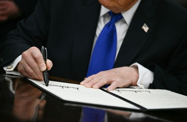Trump semnează, fără surle şi trâmbiţe, un decret foarte suplu privind securitatea inteligenţei artificiale. El nu impune un control obligatoriu şi prevede doar un cadru de reglementare ”pe bază de voluntariat” al întreprinderilor AI