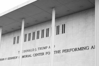 Kennedy Center a eliminat numele lui Trump de pe site-ul său web, dar nu şi de pe faţadă