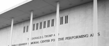 Kennedy Center a eliminat numele lui Trump de pe site-ul său web, dar nu şi de pe faţadă
