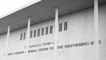 Kennedy Center a eliminat numele lui Trump de pe site-ul său web, dar nu şi de pe faţadă