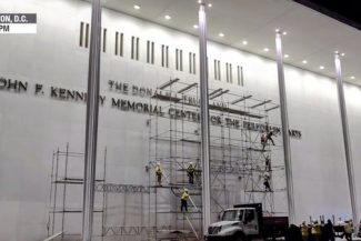 Într-o operaţiune desfăşurată în zori, numele lui Trump a fost îndepărtat de pe clădirea Kennedy Center
