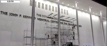 Într-o operaţiune desfăşurată în zori, numele lui Trump a fost îndepărtat de pe clădirea Kennedy Center