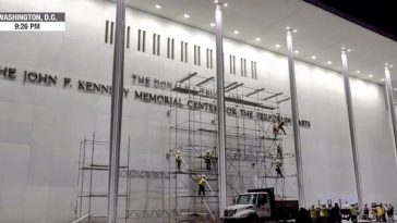 Într-o operaţiune desfăşurată în zori, numele lui Trump a fost îndepărtat de pe clădirea Kennedy Center