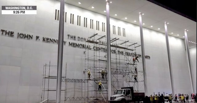 Într-o operaţiune desfăşurată în zori, numele lui Trump a fost îndepărtat de pe clădirea Kennedy Center