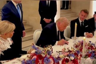 Donald Trump a semnat protocolul de înţelegere cu Iranul în timpul cinei oferite de familia Macron la Versailles. Casa Albă a dat publicităţii imaginile – VIDEO