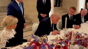 Donald Trump a semnat protocolul de înţelegere cu Iranul în timpul cinei oferite de familia Macron la Versailles. Casa Albă a dat publicităţii imaginile – VIDEO
