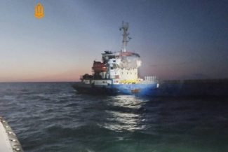 Marea Neagră: un cargo lovit de o dronă rusă ia foc. Cel puţin un mort