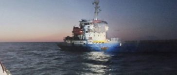 Marea Neagră: un cargo lovit de o dronă rusă ia foc. Cel puţin un mort