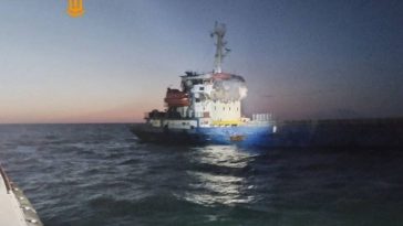 Marea Neagră: un cargo lovit de o dronă rusă ia foc. Cel puţin un mort