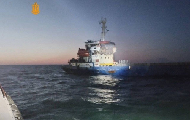 Marea Neagră: un cargo lovit de o dronă rusă ia foc. Cel puţin un mort